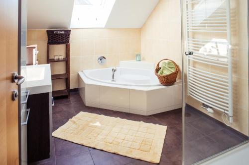 毛特恩Weingut Jakob`s Ruhezeit的设有带浴缸和淋浴的浴室。
