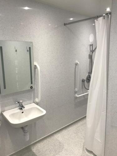 瑟索Bayview Cottage, Dunnetbay accommodation的一间带水槽和镜子的浴室