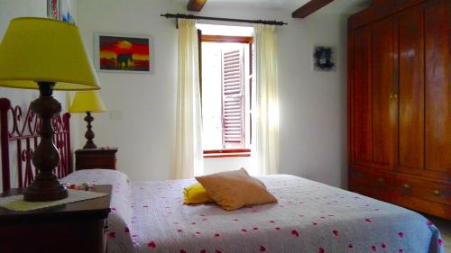 阿斯蒂San Rocco di Villa di Isola D'Asti的一间卧室配有一张带灯和窗户的床