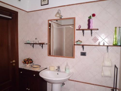Vaglio di BasilicataCasetta dei "Prati"的一间带水槽和镜子的浴室