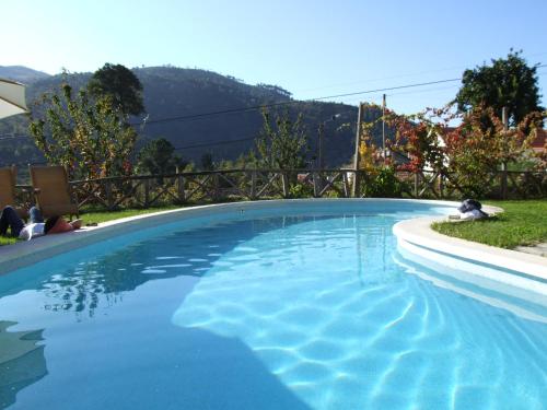 辛方伊什卡萨多莫莱罗酒店的庭院里的一个蓝色海水大型游泳池
