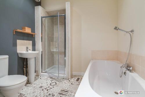 贝尔法斯特Tyler’s Rest的带浴缸、卫生间和盥洗盆的浴室