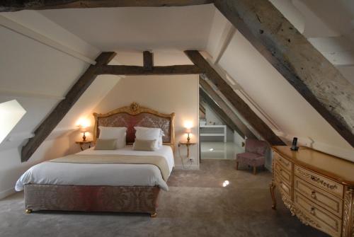 贝叶巴约葡萄园旅馆的阁楼上带大床的卧室