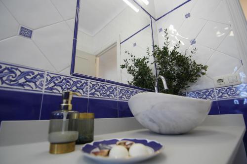 加苏莱斯堡Alojamiento con Encanto Armenia的一个带水槽和碗在柜台上的浴室
