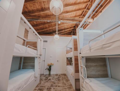 4U Hostel客房内的一张或多张双层床