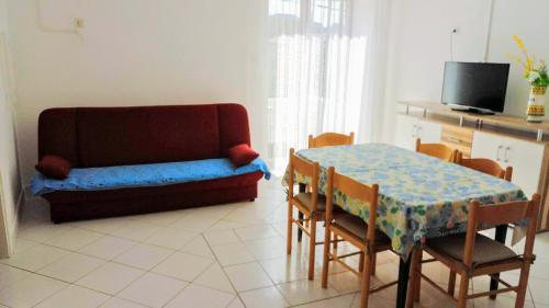 马丁斯契卡Apartments Tatjana的客厅配有沙发和桌子