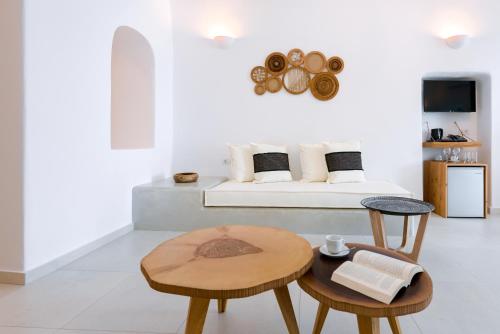 费拉Iriana Suites的客厅配有桌子和沙发