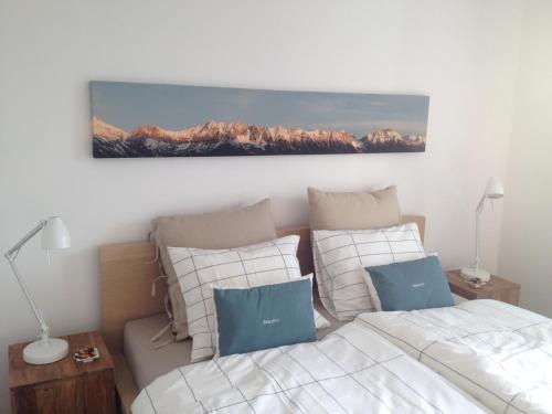 因斯布鲁克Sunny Apartment的一间卧室设有两张床,墙上挂着一幅画