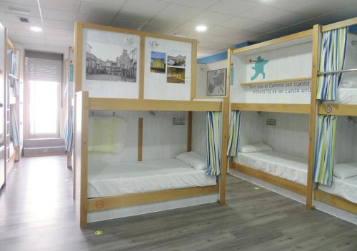 帕德隆Albergue Corredoiras的一间设有三张双层床的客房