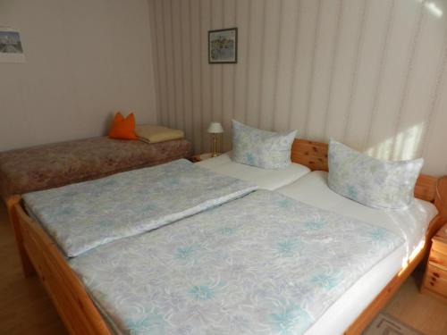 格拉尔-米里茨Bungalow的小型客房配有两张床,