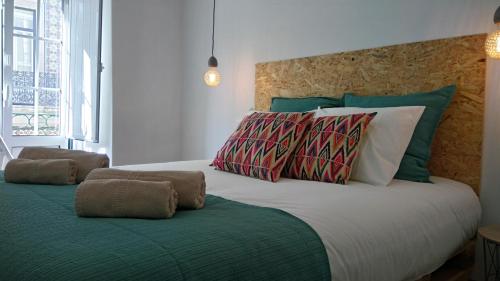 里斯本Lisboa Bridge Spot的一间卧室配有一张大床和两个枕头