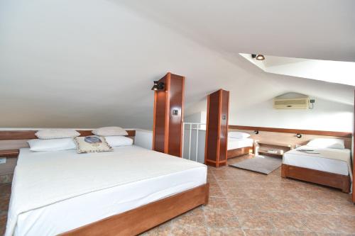 佩特罗瓦纳莫鲁Guest House Jedro的一间卧室,配有两张床