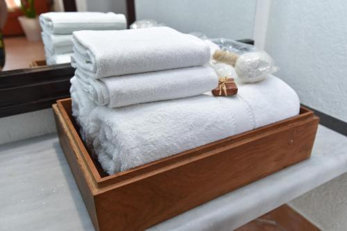 佩特罗瓦纳莫鲁Guest House Jedro的浴室架子上的毛巾堆