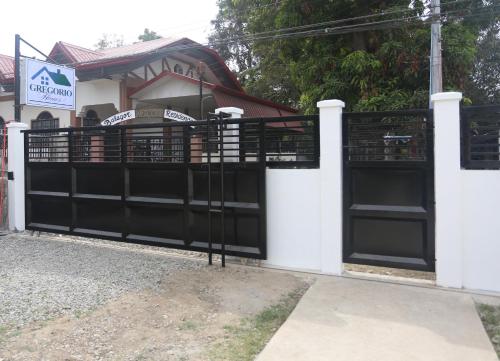 巴旺Gregorio Homes的屋前的黑白门