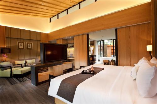 吉安秧悦美地度假酒店的一间卧室配有一张大床和电视