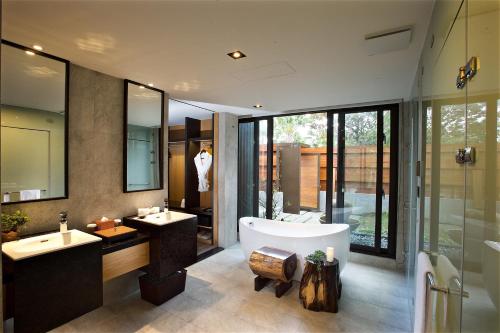 吉安秧悦美地度假酒店的浴室配有两个盥洗盆和浴缸。