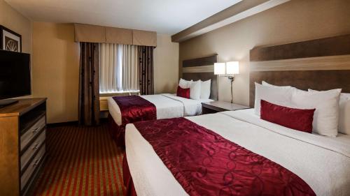 阿尔伯克基阿尔伯克基行政套房贝斯特韦斯特PLUS酒店的酒店客房设有两张床和一台平面电视。
