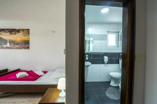 默主歌耶Villa Marinko的浴室设有床、卫生间和水槽。