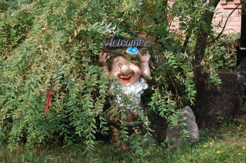 斯维季亚济Zelenyi Rai的藏在灌木丛中的儿童的雕像