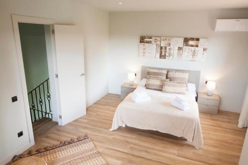 Lliçà d'AmuntCan Cedre的一间卧室配有带白色床单和枕头的床。