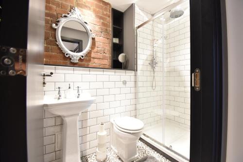利兹Aire Apartments New York Styled Luxury Apartments的浴室配有卫生间、盥洗盆和淋浴。