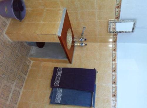 Keli乐克乐姆波旅馆的带淋浴的浴室,浴室的地板上配有毛巾