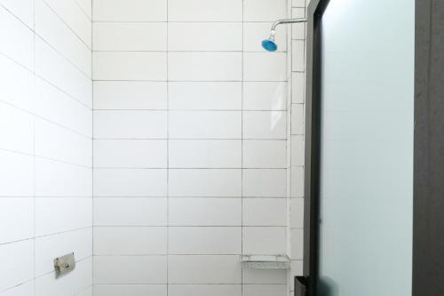 巴厘巴板Riviera Residence的白色瓷砖墙淋浴