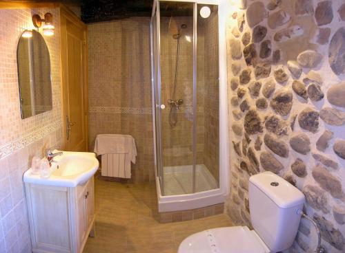 洛斯科拉莱斯-德布埃尔纳保利诺旅馆的带淋浴、卫生间和盥洗盆的浴室