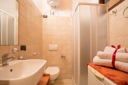 维科德尔加尔加诺Casa Michela的白色的浴室设有水槽和卫生间。