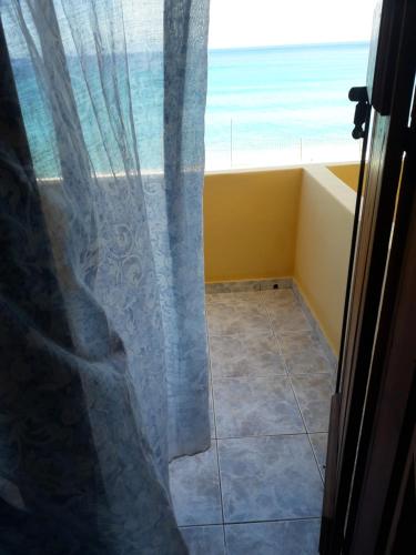 加夫多斯岛Akrogiali的浴室设有海景窗户。