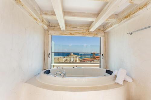 罗德镇Rhodos Horizon City-Adults Only的带浴缸的浴室,享有海景