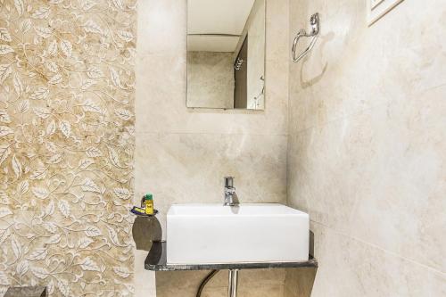 孟买Hotel Horizon的浴室设有白色水槽和镜子