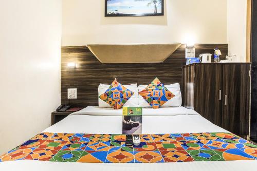 孟买Hotel Horizon的一间酒店客房,房间内设有两张床