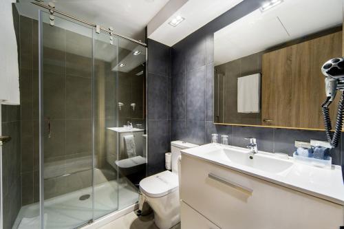 巴塞罗那帕赛欧格蕾西亚酒店的浴室配有卫生间、盥洗盆和淋浴。