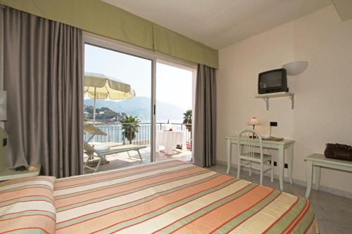 雷科埃莱娜酒店的酒店客房设有一张床和一个阳台。