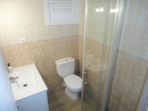 托里代巴拉Lamoga-Sandi 4 2的浴室配有卫生间、盥洗盆和淋浴。