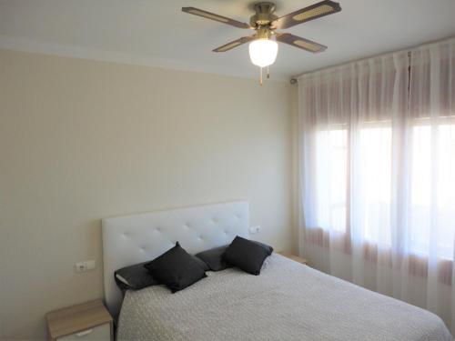 托里代巴拉Lamoga-Sandi 4 2的一间卧室配有一张带吊扇的床
