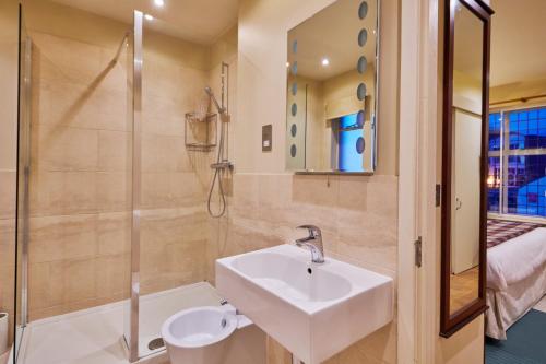 切姆经典英国考迪酒店的一间带水槽和淋浴的浴室