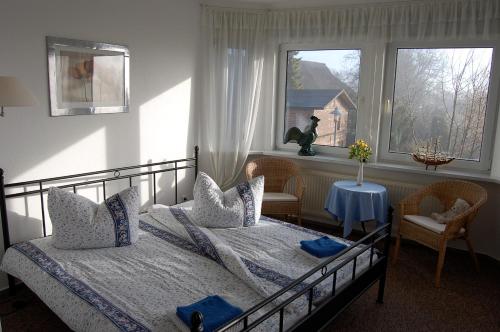 KarninHaus am Haff的一间卧室设有一张床和一个窗口