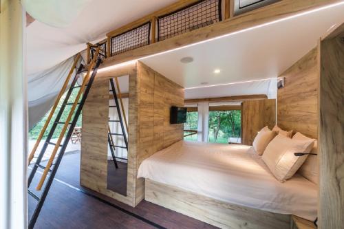 圣克莱门特拉佩斯卡夏乡村酒店的一间卧室配有带梯子的双层床
