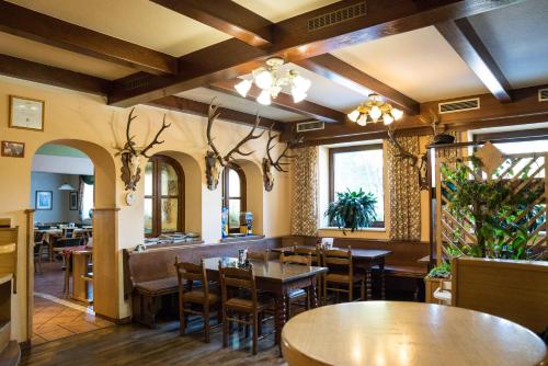 EltendorfKirchenwirt Mirth的餐厅设有木桌、椅子和窗户。