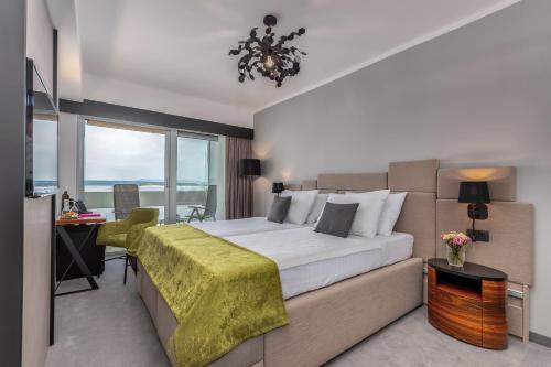 茨里克韦尼察奥莫瑞卡酒店的一间卧室配有一张床、一张书桌和一个窗户。