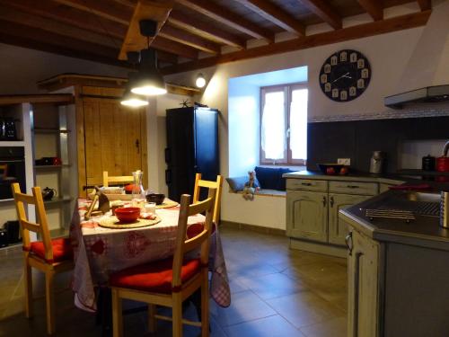 VicdessosGite de l'Amistat的厨房配有桌椅和冰箱。