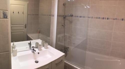 弗雷埃勒Art mony的浴室配有水槽、淋浴和浴缸。