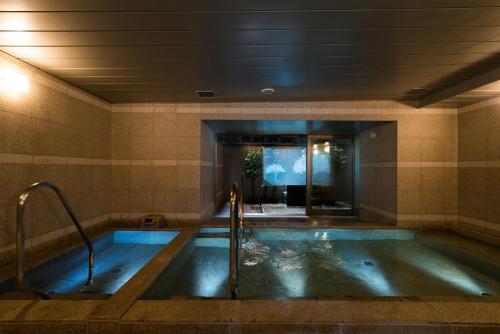 东京Super Hotel Premier Tokyo Station Yaesu-Chuoguchi的带浴缸的客房。