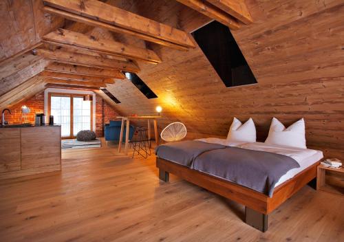 米特尔巴赫meinHimmelschlüssel的卧室配有一张床铺,位于带木墙的房间内