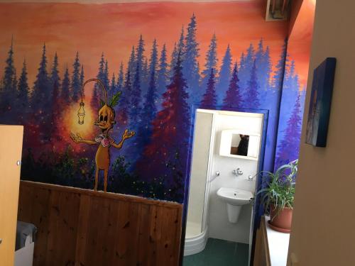 兹拉特霍里Chata Orlí vrch的浴室内装饰有森林绘画