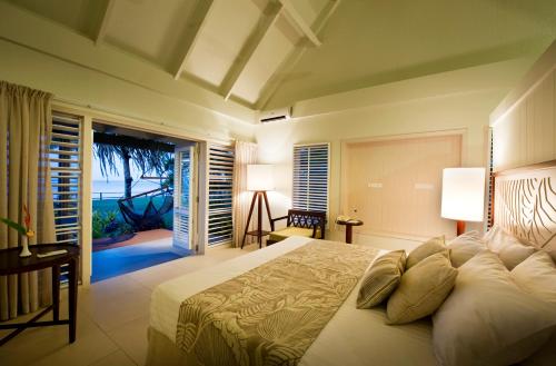 斐济世外桃源度假酒店及Spa客房内的一张或多张床位