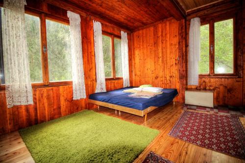 Spišské Tomášovce查塔泽拉塔克度假屋的木制客房 - 带窗户和1张床铺的卧室