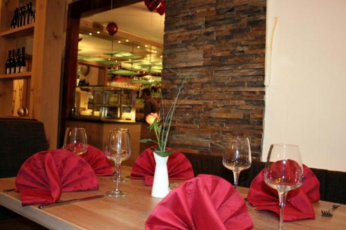 莱茵河畔凯尔玫瑰花园酒店的一张桌子,上面放着红餐巾和酒杯